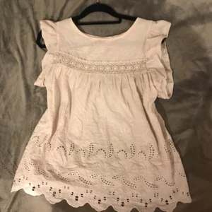 Blus med volanger - En gullig blus med lite volanger! Passar perfekt till sommaren eftersom den är ganska tunn och luftig🎀 50 kr + frakt men kan diskutera pris. Köpt i Grekland 