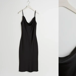 Klänning svart - Säljer denna helt nya klänning från Gina tricot i storlek S! Har ej kommit till användning.