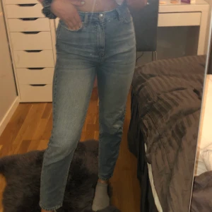 Blåa jeans - Ett par fina jeans som tyvärr har blivit för små för mig. Jag är 164cm✨ 50kr + frakt