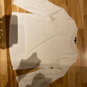 Blus från veromoda  - En jättefin blus från veromoda i storlek M. Använt ett antal gånger men är i jätte bra skick!! 80 kr + frakt!💗