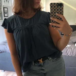 Marinblå blus - Marinblå blusaktig topp från mango, jättesöt med dess volanger på ärmarna, köpare står för frakt, kontakta för fler bilder eller vid frågor!