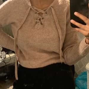 Ulltröja - Lite skavanker osv men annars bra skick, strl M och är smutsrosa, dock tycker jag inte bilden visar färgen rättvist så den är lite mer rosa. GRATIS FRAKT