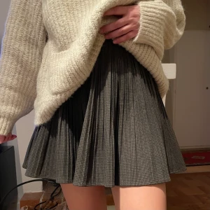 Kjol från Zara - Supersöt plisserad kjol från zara. Grå med små rutor💕