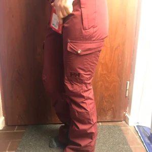 Helly Hansen skalbyxor - As Snygga nya skal/fritidsbyxor från Helly Hansen, säljs pga för små i storleken. Aldrig använda. Nypris 2300kr. Köparen står för frakten💞