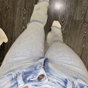 Flare zenit jeans - Super snygg jeans från bikbok dock har den ett hål där bak som ni ser på tredje bilden, men går att sy ihop❗️ Säljer för att den inte riktigt kommer till användningen + den är för lång för mig som är 150 cm🥺 Köpt här på plick, så jag säljer den för 80:- ☺️ köparen står för frakten🧚🏼‍♀️ 