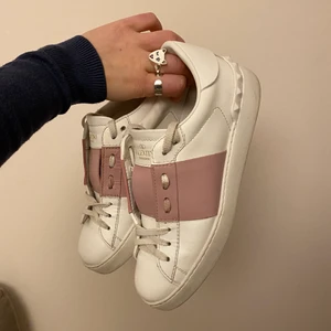 Valentino sneakers - Valentino open sneaker storlek 38!! Superfint skick och har kvar ett extra par skosnören, box ingår också.