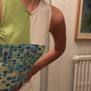 Hemmasydd tröja  - Intressekoll på tröja som jag sytt själv som jag inte blev så nöjd med. Gillar dock verkligen tygen och tänkte att någon kanske kunde finna lite lycka i den💕. Den är verkligen en perfekt men borde iaf hålla hyfsat. Man kan bära på lite olika sätt som bilderna visar. Kunde inte bestämma pris så det är bara att komma med förslag