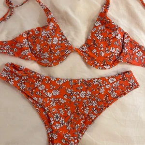 Supergullig bikini från Zaful - Helt nytt bikini set från Zaful, aldrig använd. Bra kvalitet. Storlek M, jag skulle säga att den passar för A-B kupa. Justerbara band.  (Sista bilden är exakt samna bikini, bara en annat färg) (Nypris inklusive frakt var över 250kr) Om fler är internet så buda i kommentarerna! 