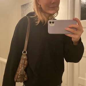 Svart hoddie - Säljer denna svarta simpla hoodie i storlek s. Den är i fint skick och lite Oversized i modellen. Frakt tillkommer