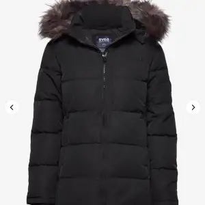 Köpte jackan för lite mer än ett år sedan 🤍 Strl XL men skulle säga att den är mer M-L i storleken 🤍✨ Köpt för 1700kr ✨ Priset kan diskuteras vid snabb affär ✨