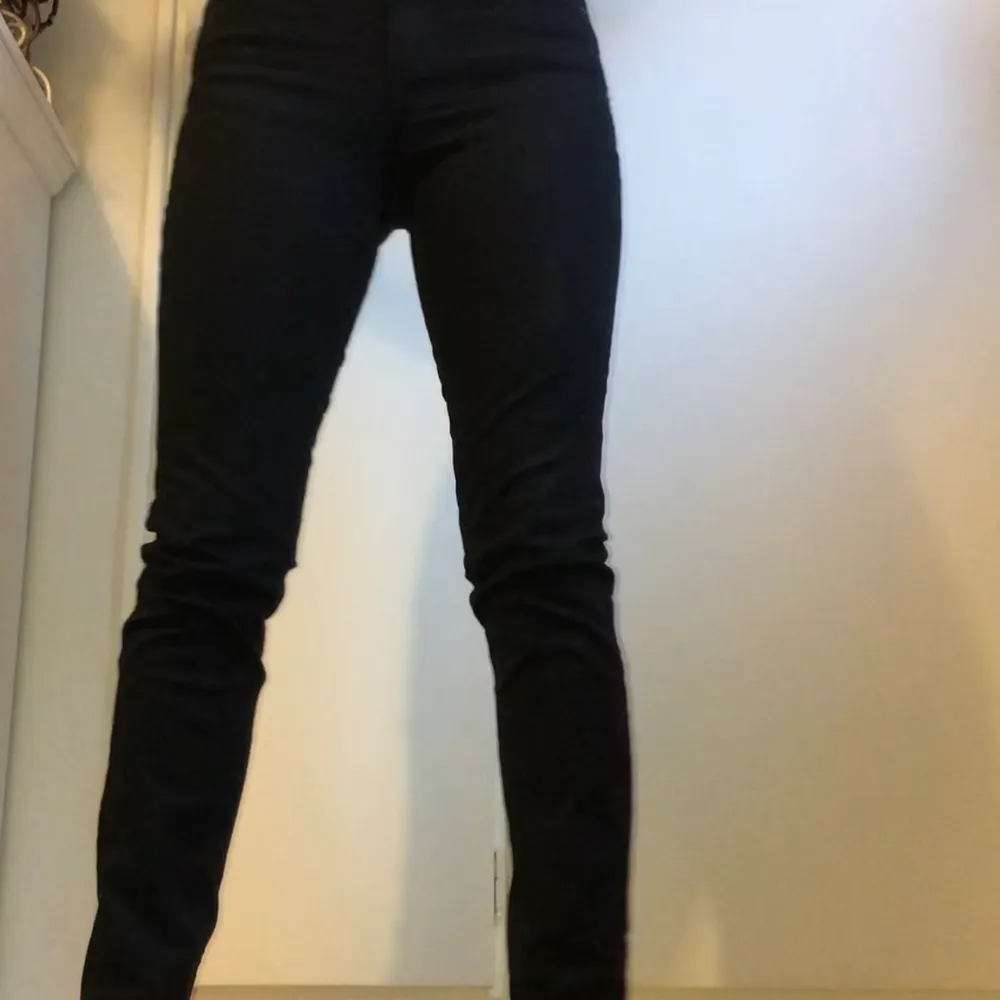 Svarta jeans ”Straight Sarah” från Cubus i storlek 26/32, fint skick, frakt ingår i priset ✨. Jeans & Byxor.
