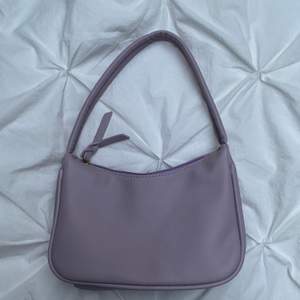 En super söt pastell lila väska från SHEIN som aldrig är använd!! 🤩