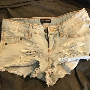 Snygga shorts😍😍😍 - Köpta av en kompis men aldrig använt dem själv ! Säljer dem för 60. Kr!:)