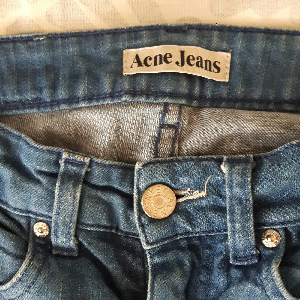Jättesnygga vintage acne jeans från början av 2000- talet! Saknar defekter helt och hållet! Frakt ingår i priset♡. Jeans & Byxor.