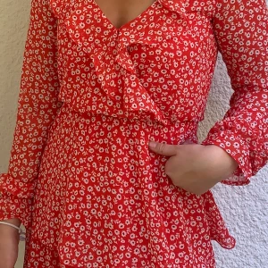 Midsommar klänning - Jättefin midsommarklänning!! Endast använd en gång!! Högst budande + frakt!!🤍