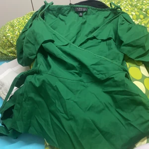 Grön tröja - Grön tröja storlek 38. Kostar 50kr+frakt. Om du är intresserad skriv så skickar jag bilder där jag har på mig den.