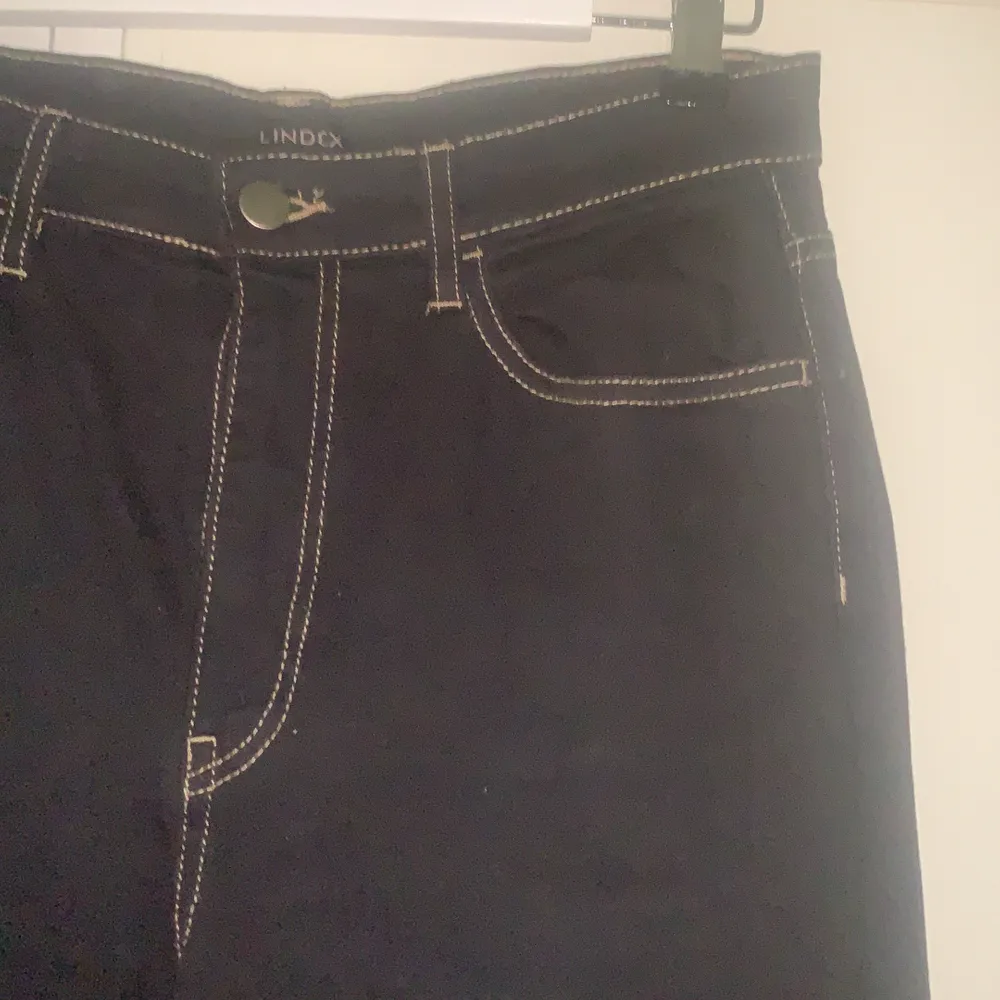 Sjukt snygga Raka jeans i storlek 38 med beige resor! . Farkut & Housut.