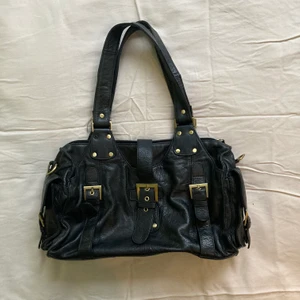 Svart handväska  - Denna handväska är väldigt rymlig, har flera fack och är i skinn! 