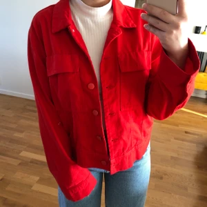 Röd jeansjacka - Röd jeansjacka från Lindex i strl S och jättefint skick! 💌 Den är lite oversized och har 4 st fickor. 
