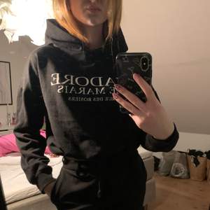 Hoodie från Gina Tricot med snörning nertil. Säljer då jag inte använder den längre