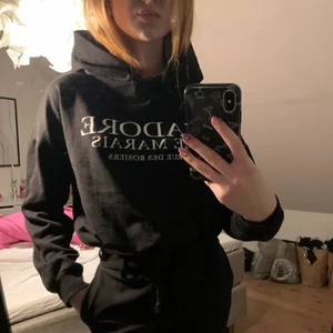 Svart hoodie - Hoodie från Gina Tricot med snörning nertil. Säljer då jag inte använder den längre