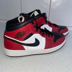 Jordans 1 - Jordans 1 Mid Chicago Black Toe, stl. eu 43 US 9.5. Köpte för 2300kr, inga creesningar, rena och fina! Orginal låda finns! Hör av dig om intresserad😊 (skulle kunna byta mot ett par andra!!)