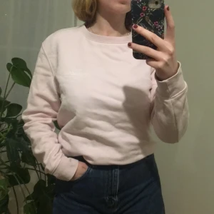 Rosa tröja med text  - Från H&Ms herravdelning, men passar fint för dam också. På ärmarna och bröstet står det ”socially awkward club”. Tröjan är pastellrosa. Köparen står för frakt eller möts i Malmö! 