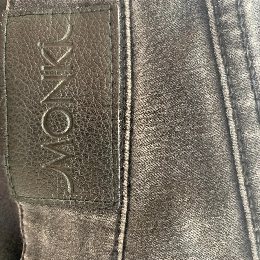 Säljer ett par gråa skinny jeans från Monki. Jätte stretchiga och sköna men använder inte skinny jeans längre. Storlek S men passar nog XS med❤️. Farkut & Housut.
