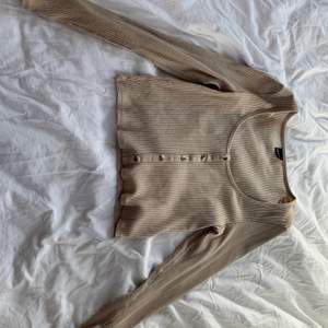 Nu säljer jag en fin långärmad magtröja i färgen beige med fina knapp detaljer på från Gina tricot. Tröjan är endast testad, säljer den för att jag inte får användning för den och ligger endast i min garderob. Priset går att diskuteras❤️