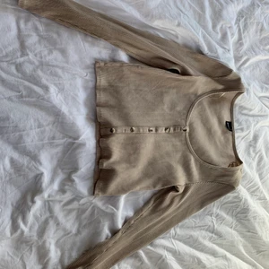 Beige tröja  - Nu säljer jag en fin långärmad magtröja i färgen beige med fina knapp detaljer på från Gina tricot. Tröjan är endast testad, säljer den för att jag inte får användning för den och ligger endast i min garderob. Priset går att diskuteras❤️