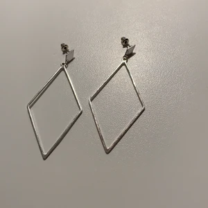 Örhängen  - Geometriska örhängen köpta i USA, oanvända endast provade 🌟 7,5 cm långa                           Kolla gärna in mina andra annonser!