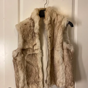 Äkta päls väst! - Fin ljus päls väst, som bara använts 2 gånger. Finns en fläck i mitten av insidan av västen. Pris kan diskuteras!