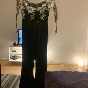 Byggsdress - Glittrig byxdress,kan fraktats den är L men jag som är xs/s passar mig