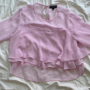 Rosa blus från TopShop, storlek 34 - Råda blus med volanger och vida armar