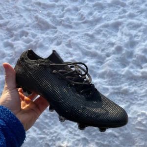 Nike Mercurial Vapor 13 AG Fotbollsskor - Använda Nike Mercurial Vapor 13 Pro i storlek 44. Inte använda mer än 5 gånger då dem inte passade min fot. Nypris på skorna ligger på 2699kr. 
