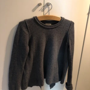 Hunkydory  - Grå stickad med öppning i ryggen. Varm och skön.