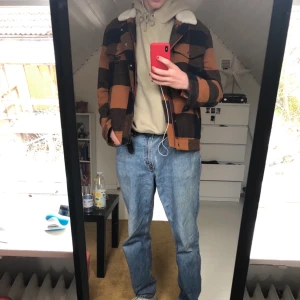 Rutig Superdry jacka  - Rutig jacka med fluff på insidan. Den är väldigt varm. Original priset var 1800kr. Jag har nästan aldrig använt den. Storlek M.