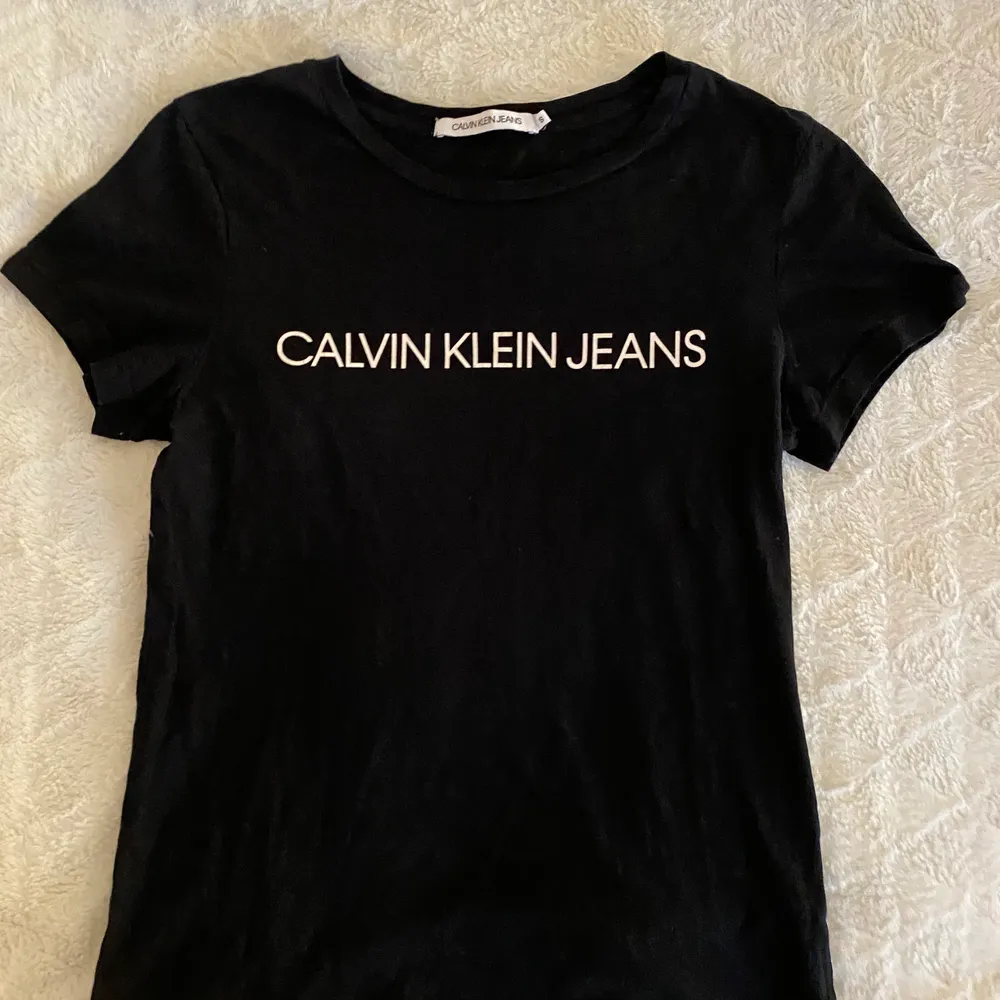 En svart calvin Klein T-shirt. Den är i strl S. Köpt på Calvin Klein för 279kr och säljer för 60 kr🤍Köparen står för frakten.. T-shirts.