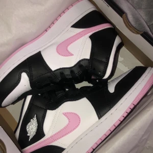 Jordans arctic pink - BUD PÅ 2050 avslutas ikväll kl 20:00 !! använda 3-4 gånger men börjar inse att jag vill ha en annan färg.. köpta för 2000 säljer eller byte mot Chicago stl 37,5 eller 38 