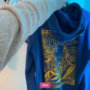 Tröja med ryggtryck - *Bilderna är från tjejen jag köpte den av* Säljer då de ej var min stil men skitcool! Mer bilder kan skickas!🍾❤️💗 Den köptes för 300kr! Köpare står för frakt, 