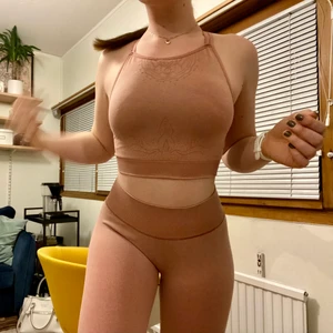 Gymshark Studio Leggings - Ett par leggings från gymshark från deras Studio kollektion. Färgen har nu utgått från dess sortiment. Om köpt tillsammans med matchande sport-bh får man båda för 500kr!😊 ✨Mötas upp i Lund eller fraktas i Sverige för ca. 70kr✨