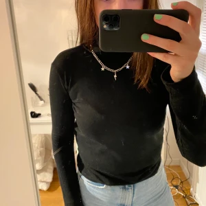 Svart polotröja - Svart polotröja från zara, materialet är polyester. Passar xs-s!                                                                    (Spegeln som är smutsig) 