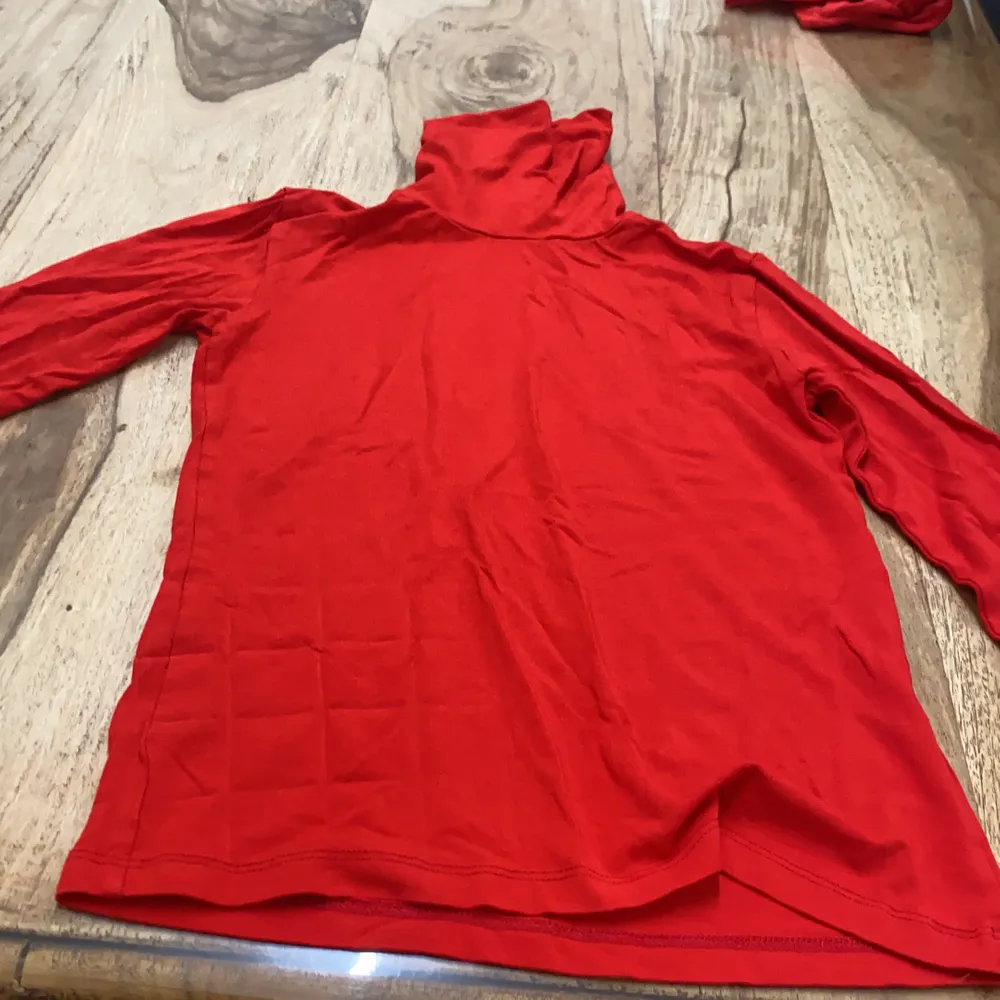 Röd tröja i storlek S. Aldrig använd. Säljer för 25 kr. Blusar.