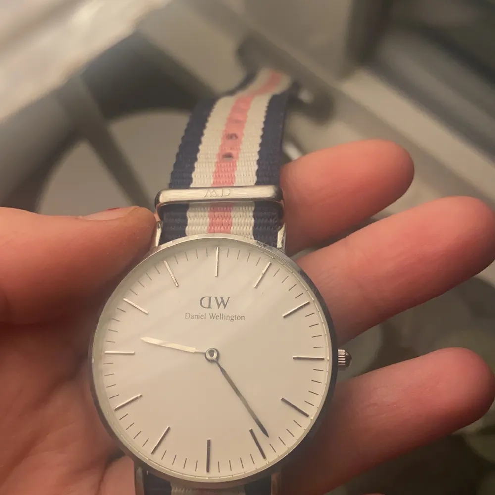 Säljer min jättefina Daniel Wellington klocka i modellen Classic Southampton som är i silver. Den är endast använd ett fåtal gånger och i jätte fint skick. Lyser man med blixt eller starkt ljus kan det se ut som lite repor om man kollar noga men det är inget som syns !! Den är i toppskick skulle jag säga. Säljer pga att den ej kommer till använding och har inte gjort på ca 3 år. Priset kan diskuteras . Accessoarer.