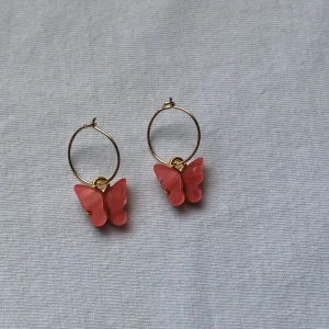 Fjärilsörhängen - Fjärilsörhängen 💗 49 kr 💕 Frakten kostar 15 kr 🤍 Kontakta mig vid frågor eller köp! 🥰