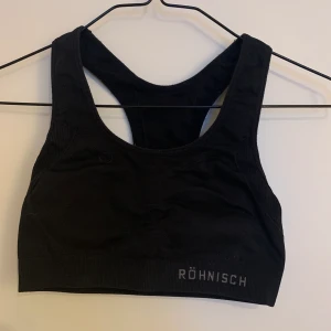 Sport-bh Röhnish - En fin sport-bh som jag inte använder längre för att den är för liten för mig. Skriv vid intresse 💙