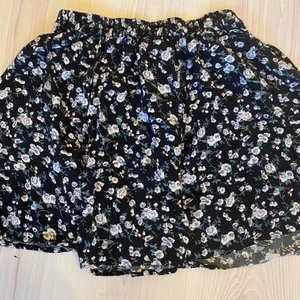 Blommig kjol - Jättefin blommig kjol från bikbok! Använd bara nån enstaka gång. Väldigt somrig och fin!
