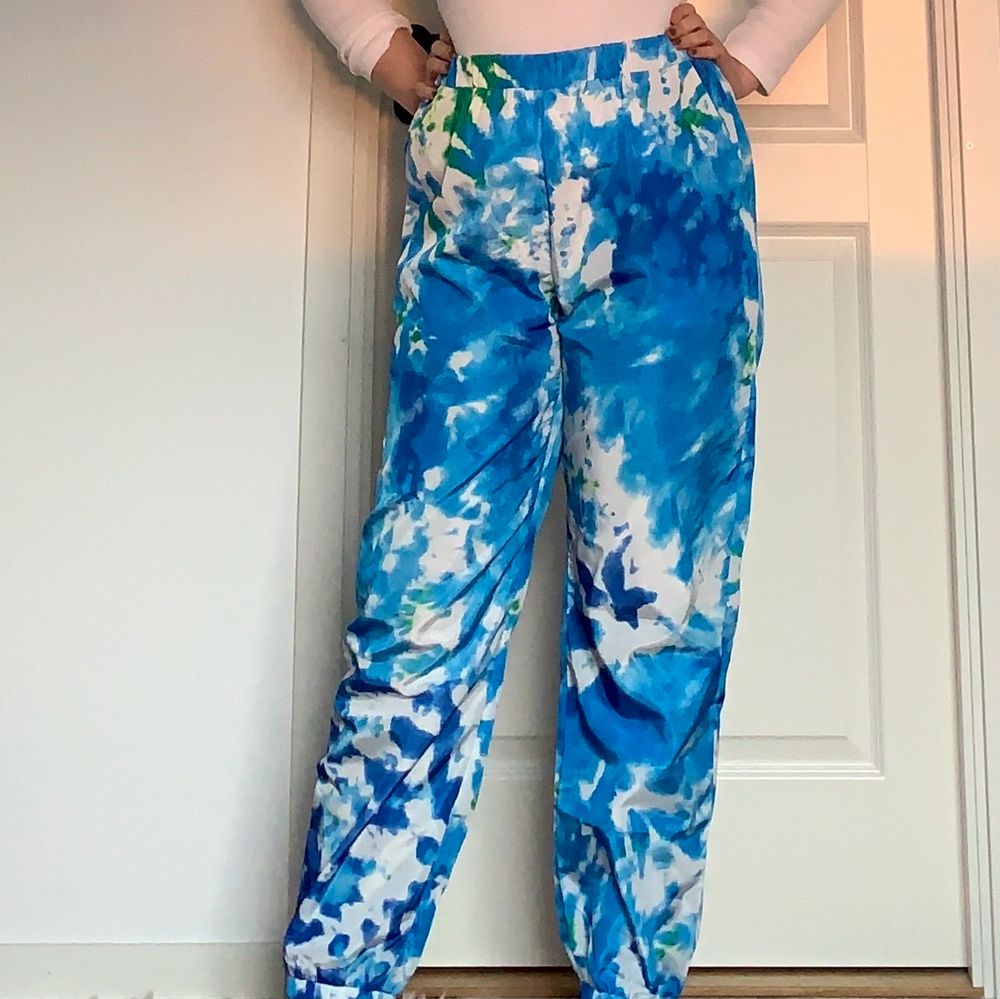 Hej! Säljer dessa joggers i typ ”regnkläders material”, de är batikfärgade i blå och vit. Jag har Max andvänt de 1-2 gånger! Köpt på shein för 149kr men säljer de för endast 30kr+ frakt(45kr). De är i Storlek L men passar mig perfekt som är storlek M! Tror de även kan passa S (inte helt säker)🥰. Jeans & Byxor.