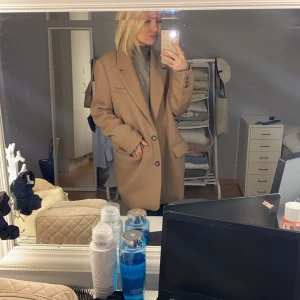 Kappa  - Säljer denna tjusiga kappa, jag är 165cm lång och den går strax ovanför knäna. Fin brun färg till våren och hösten!! Stolek M men passar allt ifrån xs till L beroende på hur man vill ha den:) 