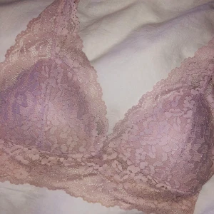 Bralette  - Bralette i spets från Lindex i storlek M. Använd men i mycket bra skick och väldigt fin. Säljer då den är lite för stor på mig.  Skicka ett DM eller skriv i kommentarsfältet 🌸